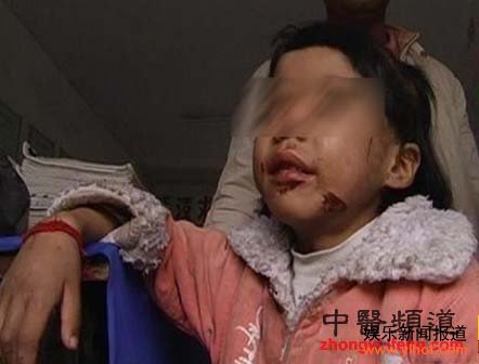 父亲掏粪塞女儿嘴 禽兽不如路人狂殴