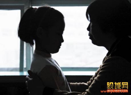 女童被继父关卫生间浇烫水